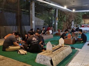 Pengunjung Pernah Kesurupan Saat Ngopi di Warkop Keluarga Setan Surabaya