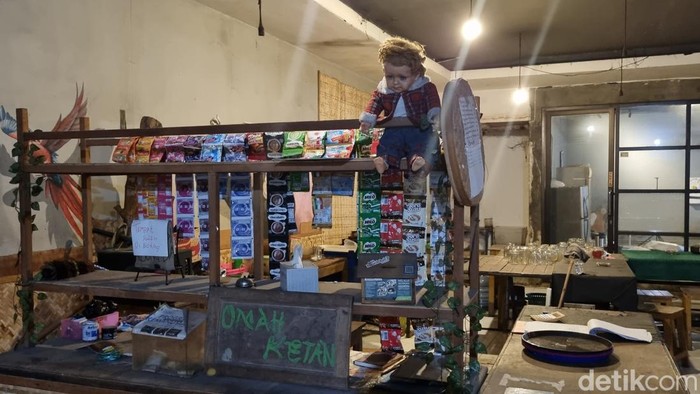 Warkop Keluarga Setan alias Warkop Ketan di Jalan Gadung, Wonokromo, Surabaya.