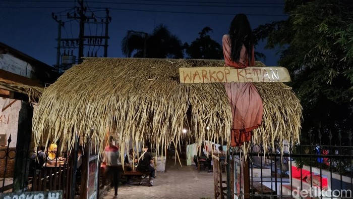Warkop Keluarga Setan alias Warkop Ketan di Jalan Gadung, Wonokromo, Surabaya.