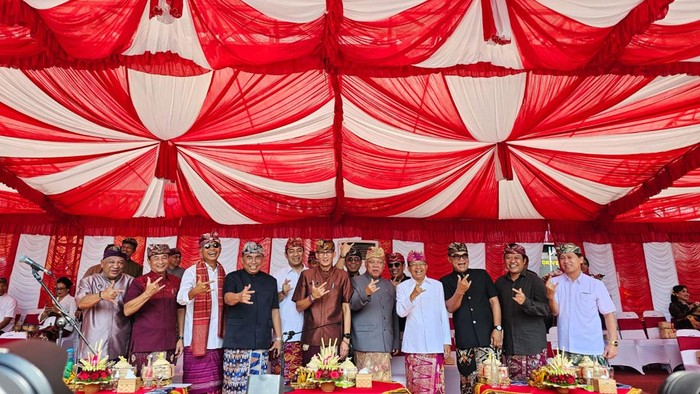 Wayan Koster Ajak Sandiaga Foto Salam Metal di Pesta Kesenian Bali (Wildan-detikcom)