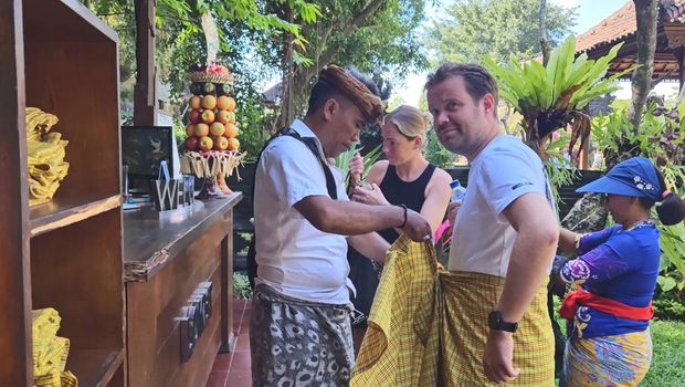 Wisatawan di Pura Goa Lawah di Desa Pesinggahan, Kecamatan Dawan, Klungkung, Bali. (Putu krista/detikBali)