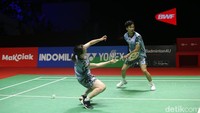 Pasangan China itu terus menggempur sejak menit awal dan tidak memberikan kesempatan pasangan Yuta Watanabe/Arisa Hisagino untuk berkembang. 