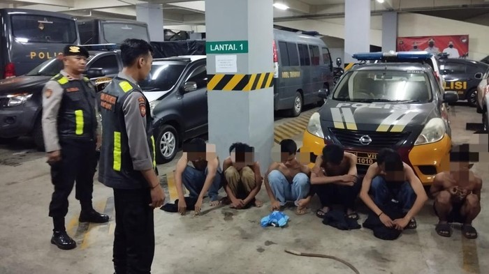 6 Pemuda hendak tawuran ditangkap bawa senjata di Tangerang Selatan
