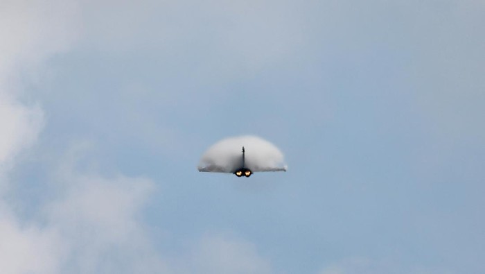 Aksi-aksi Pesawat Meriahkan Hari Pertama Paris Air Show A model of a Future Combat Air System (SCAF), a European aircraft developed by France, Germany and Spain is displayed during the 54th International Paris Airshow at Le Bourget Airport near Paris, France, June 19, 2023. REUTERS/Benoit Tessier