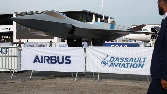 Aksi-aksi Pesawat Meriahkan Hari Pertama Paris Air Show A model of a Future Combat Air System (SCAF), a European aircraft developed by France, Germany and Spain is displayed during the 54th International Paris Airshow at Le Bourget Airport near Paris, France, June 19, 2023. REUTERS/Benoit Tessier