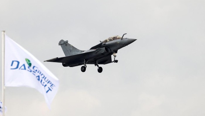 A model of a Future Combat Air System (SCAF), a European aircraft developed by France, Germany and Spain is displayed during the 54th International Paris Airshow at Le Bourget Airport near Paris, France, June 19, 2023. REUTERS/Benoit Tessier