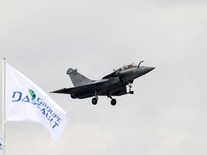 Aksi-aksi Pesawat Meriahkan Hari Pertama Paris Air Show