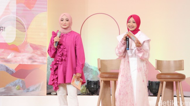 Saat memandu Emeron Hijab Hunt 2023, keduanya tampil kompak dan stylish mengenakan koleksi busana brand Ria Miranda dari butik Rumah Ayu bernuansa pink yang modern dan fresh. Arafah mengenakan kemeja dengan detail ruffle besar yang menjadi statement dari pundak hingga bawah kemeja.  Foto: dok. Hijab Hunt.