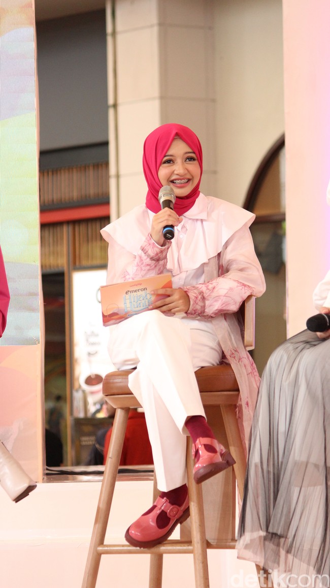 Sedangkan Halda memakai kemeja putih dengan detail wide collar brand Ria Miranda dari butik Rumah Ayu @rumahayu. Kemeja tersebut dipadukan dengan outer bahan organza motif floral. Foto: dok. Hijab Hunt.