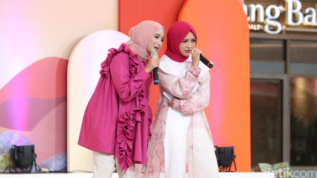 Ketika memandu acara audisi Emeron Hijab Hunt 2023, peserta dan juri ikut terbahak-bahak karena aksi kocak dan nyablak nya di atas panggung. Suasana audisi menjadi meriah dan hidup berkat celotehan natural keduanya. Foto: dok. Hijab Hunt.