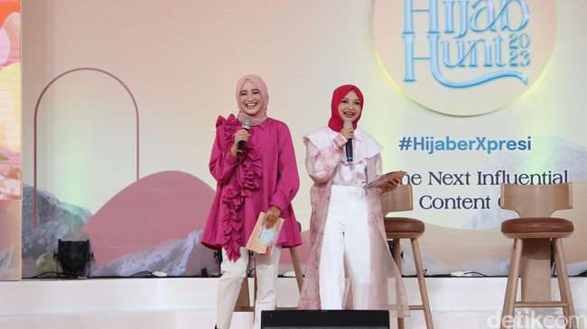 Di kompetisi SUCA 2, Arafah dikenal sebagai kontestan wanita berhijab, bersuara unik, dan materinya yang absurd ketika stand up comedy. Setelah SUCA, Arafah kerap membuat konten bersama Halda, tak heran nama sang adik juga ikut melejit karena tak kalah kocak dengan sang kakak. Kali ini, Arafah dan sang adik Halda Rianta didapuk menjadi pembawa acara Emeron Hijab Hunt 2023 di Jabodetabek. Keduanya juga akan memandu ajang tersebut di Surabaya dan Bandung. Foto: dok. Hijab Hunt.