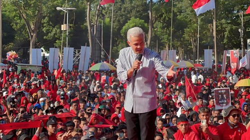 Bacapres PDIP Ganjar Pranowo saat orasi di Lapangan Nasional Selong, Lombok Timur, Minggu (18/6/2023).