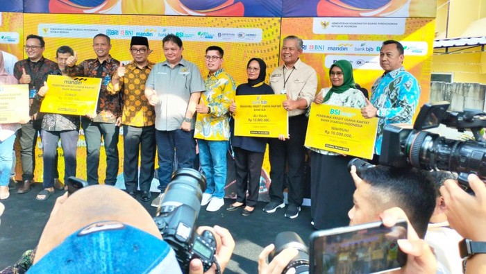bank bjb kucurkan KUR untuk UMKM di Cirebon