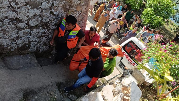 Basarnas saat mengevakuasi jasad 2 remaja yang tewas di Danau Toba. (Foto: Dok. Basarnas Medan)