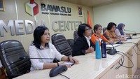 Mereka juga meminta Bawaslu mengatur transparansi dan kewajiban Laporan Penerimaan Sumbangan Dana Kampanye (LPSDK).  