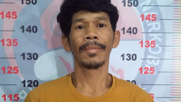 Sopir travel berinisial F (49) di Bontang, Kalimantan Timur (Kaltim) ditangkap usai kedapatan membawa 1 kilogram sabu.