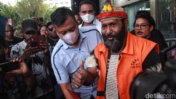 Momen tak biasa terjadi usai tersangka kasus TPPU Ricky Ham Pagawak diperiksa di KPK. Ya, borgol ditangan Ricky tiba-tiba lepas.