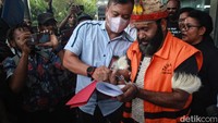 Pengawal tahanan langsung buru-buru memborgol ulang Ricky Ham Pagawak.