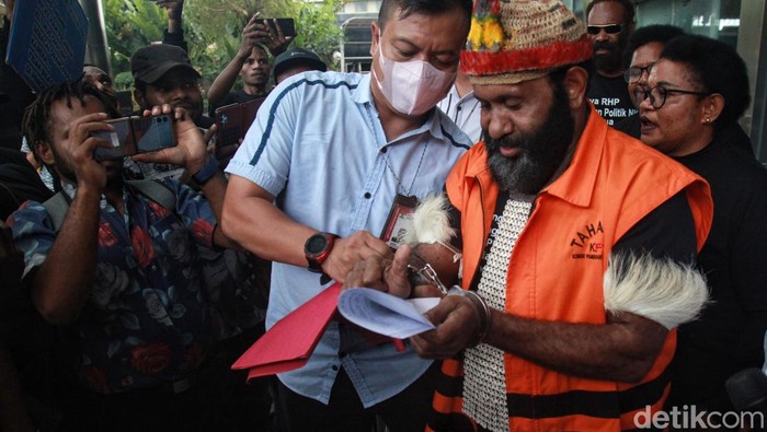 Momen tak biasa terjadi usai tersangka kasus TPPU Ricky Ham Pagawak diperiksa di KPK. Ya, borgol ditangan Ricky tiba-tiba lepas.