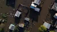 Sebanyak 3.713 orang mengalami kerusakan rumah, dan 697 orang dievakuasi dari daerah yang berisiko terkena topan.  