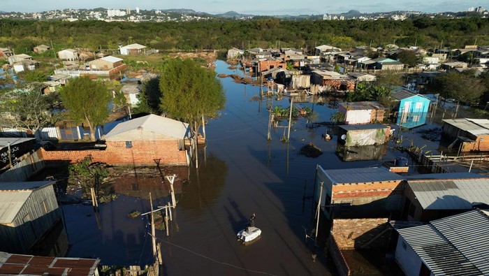 Brasil Banjir Bandang Usai di Terjang Badai Topan, 13 Orang Tewas An aerial view shows damage and floods due to heavy rains after an extra-tropical cyclone, in Sao Leopoldo, Rio Grande do Sul state, Brazil June 17, 2023. REUTERS/Diego Vara