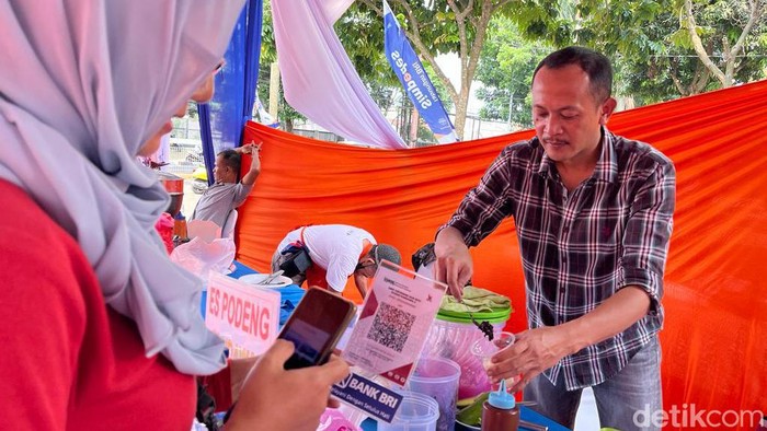Budi Utomo, pedagang es podeng di Blok S, mengambil KUR BRI