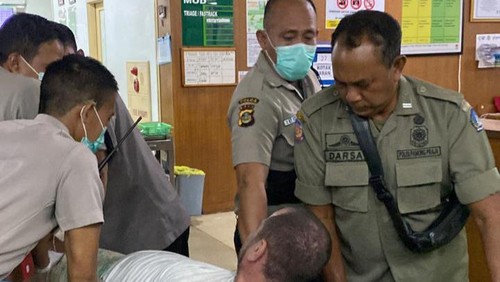 Seorang bule tanpa celana yang berkeliling di Badung ditangkap Satpol, Minggu (18/6/2023).