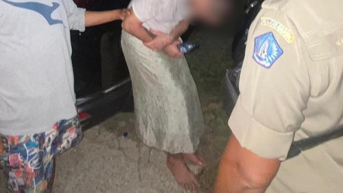 Petugas Satpol PP Kuta Utara menangkap bule pria yang bikin resah, Minggu malam (18/6/2023). Orang yang diduga WNA itu karena keliling tanpa celana.