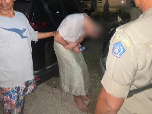 Petugas Satpol PP Kuta Utara menangkap bule pria yang bikin resah, Minggu malam (18/6/2023). Orang yang diduga WNA itu karena keliling tanpa celana.