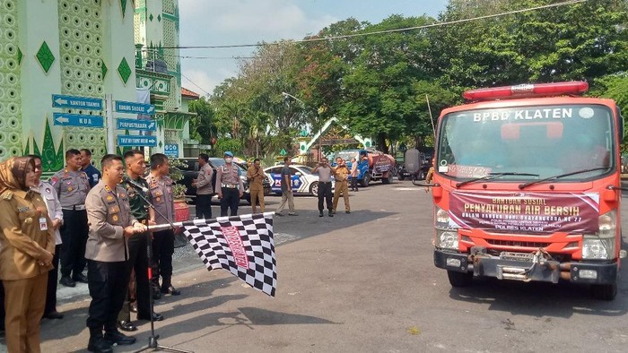 Bupati Klaten Sri Mulyani dan Kapolres Klaten AKBP Warsono melepas bantuan air bersih.