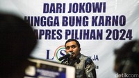 Peneliti LSI Denny JA Adjie Alfaraby memamarkan hasil survei capres pilihan 2024 dari pengagum Sukarno hingga Jokowi di kantor LSI Denny JA, Jakarta Timur, Senin (19/6/2023). Survei dilakukan dengan tatap muka kepada 1.200 responden di seluruh Indonesia, margin of error 2,9 %, dan survei dilakukan pada tanggal 30 Mei-12 Juni 2023.  