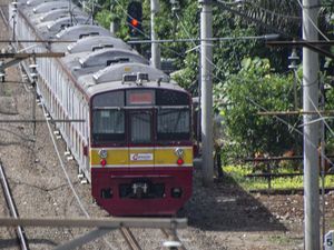 Viral Sejoli Remaja Berpelukan di Dalam KRL, Ini Imbauan KCI