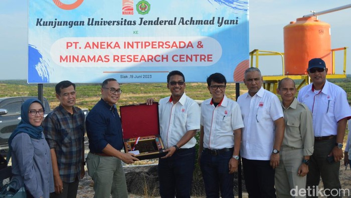 CEO Minamas Plantation, Adi Wira Abd Razak (baju putih) bersama Prof Hikmahanto Juwana