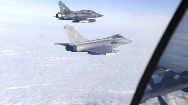 Dalam foto ini diambil dari video yang dirilis oleh Layanan Pers Kementerian Pertahanan Rusia, Dassault Rafale Angkatan Udara Prancis, tengah, dan jet tempur Dassault Mirage 2000 terlihat dari jet tempur Su-27 Rusia saat mereka terbang di dekat perairan teritorial Rusia di atas Laut Hitam, Jumat, 10 Desember 2021. (File Foto - Russian Defense Ministry Press Service via AP)