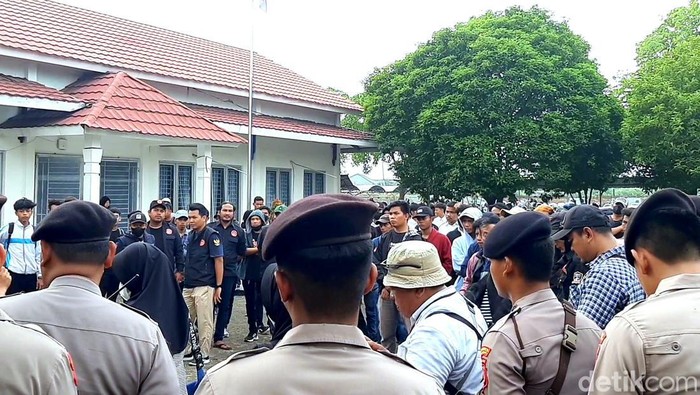 Demo para pengangguran di Karawang.