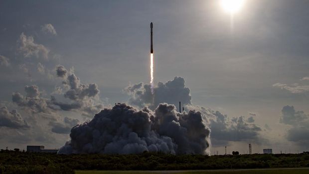 Indonesia kembali mencatatkan peristiwa bersejarah baru dengan berhasilnya meluncurkan Satelit Republik Indonesia atau Satria-1. Satelit terbesar di Asia ini meluncur menggunakan roket Falcon 9 milik Space Exploration Technologies Corporation atau SpaceX dari Cape Canaveral, Florida, Amerika Serikat (AS).