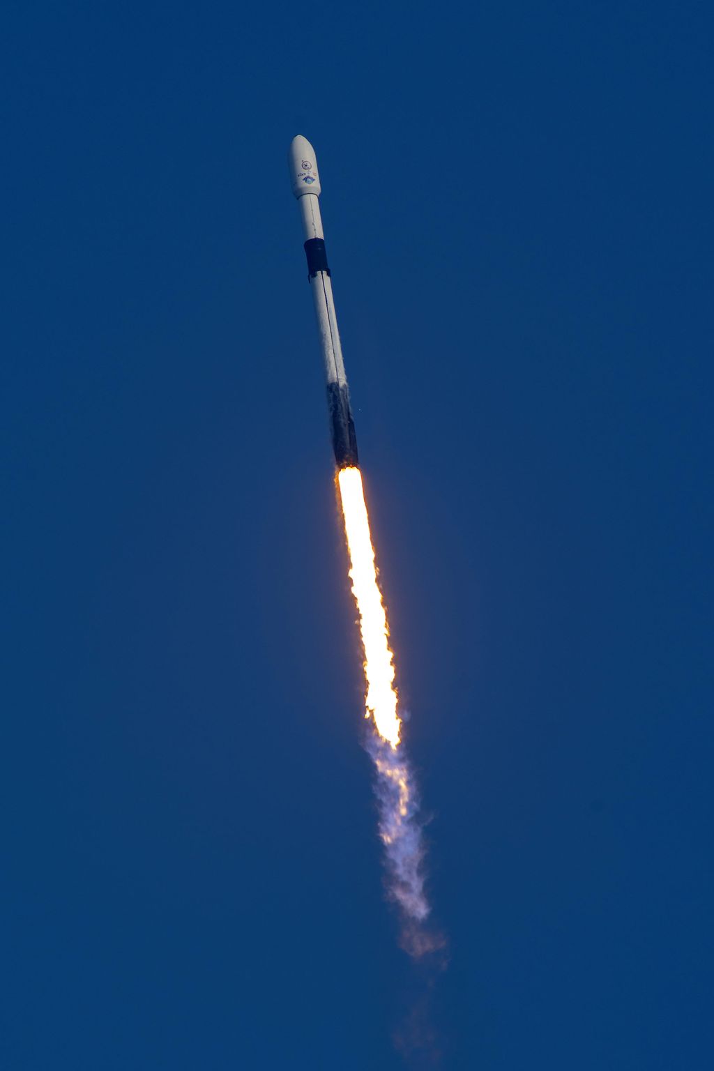 Indonesia kembali mencatatkan peristiwa bersejarah baru dengan berhasilnya meluncurkan Satelit Republik Indonesia atau Satria-1. Satelit terbesar di Asia ini meluncur menggunakan roket Falcon 9 milik Space Exploration Technologies Corporation atau SpaceX dari Cape Canaveral, Florida, Amerika Serikat (AS).