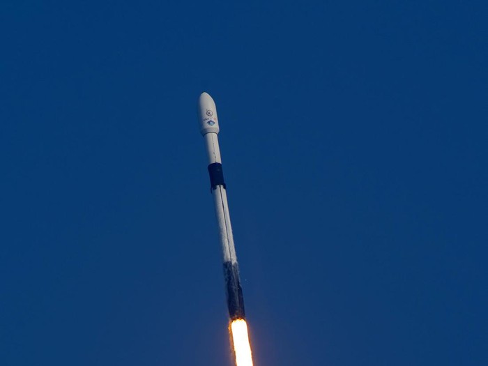 Indonesia kembali mencatatkan peristiwa bersejarah baru dengan berhasilnya meluncurkan Satelit Republik Indonesia atau Satria-1. Satelit terbesar di Asia ini meluncur menggunakan roket Falcon 9 milik Space Exploration Technologies Corporation atau SpaceX dari Cape Canaveral, Florida, Amerika Serikat (AS).