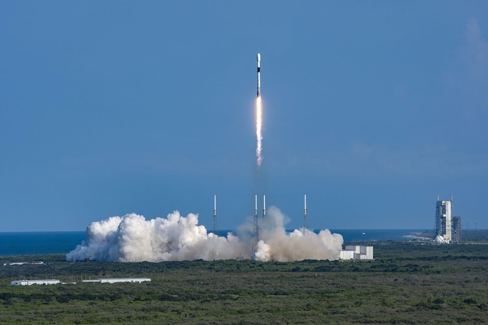 Indonesia kembali mencatatkan peristiwa bersejarah baru dengan berhasilnya meluncurkan Satelit Republik Indonesia atau Satria-1. Satelit terbesar di Asia ini meluncur menggunakan roket Falcon 9 milik Space Exploration Technologies Corporation atau SpaceX dari Cape Canaveral, Florida, Amerika Serikat (AS).