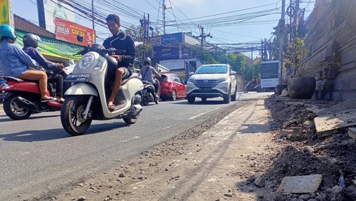 Dinas PUPR membongkar 25 meter trotoar di simpang Banjar Anyar, Kerobokan, untuk pelebaran jalan. Hal itu dilakukan untuk mengatasi macet.