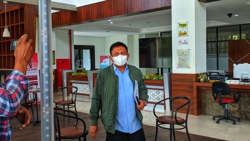 Direktur Utama PDAM Giri Menang Lalu Ahmad Zaini diperiksa Kejati NTB, Senin (19/6/2023). Foto: Ahmad Viqi/detikBali.