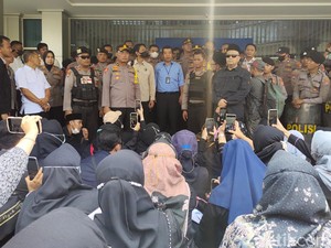 Ratusan Dosen Unisla Demo Bank Tuntut Cairkan 2 Bulan Gaji Belum Dibayar
