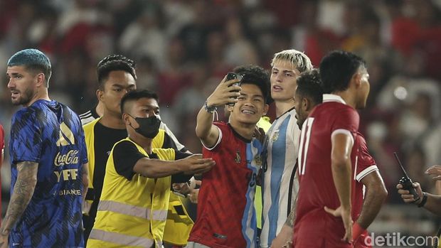 Ada momen mengejutkan di laga Indonesia Vs Argentina, seorang pria nekat lari masuk ke lapangan menghampiri pemain Argentina.
