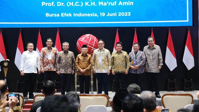 Efek Beragun Aset Syariah Resmi Mejeng di BEI PT Bank Syariah Indonesia Tbk (BSI) bersama PT Sarana Multigriya Finansial (SMF) menerbitkan Efek Berangun Aset Syariah berbentuk Surat Paritisipasi (EBAS-SP) di Bursa Efek Indonesia (BEI), Senin (19/6/2023). Pencatatan tersebut dihadiri oleh Wakil Presiden Ma'ruf Amin.