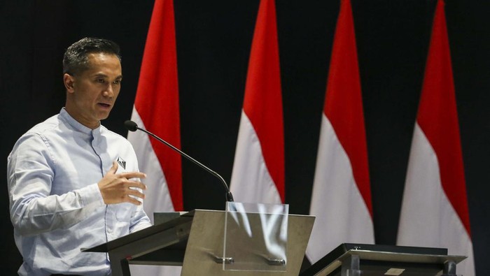 Komisaris Utama VKTR Anindya N. Bakrie memberikan sambutan saat pencatatan perdana saham PT VKTR Teknologi Mobilitas Tbk. (VKTR) di Bursa Efek Indonesia, Jakarta, Senin (19/6/2023). VKTR berhasil mencatatkan sahamnya di Bursa Efek Indonesia (BEI) dengan kode saham “VKTR”, sekaligus menjadi perusahaan publik pertama di Indonesia yang mengkhususkan diri dalam pengembangan dan produksi Kendaraan Bermotor Listrik Berbasis Baterai (KBLBB) di segmen kendaraan komersial, dengan produk utama berupa EV Bus dan EV Truck. ANTARA FOTO/Rivan Awal Lingga/rwa.