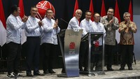(Kiri-kanan) Direktur PT VKTR Teknologi Mobilitas Tbk. (VKTR) A. Amri Aswono Putro, Komisaris Independen VKTR Dino Patti Djalal, Komisaris Independen VKTR Yukki Nugrahawan Hanafi, Direktur Utama VKTR Gilarsi W. Setijono, Komisaris Utama VKTR Anindya N. Bakrie, Direktur VKTR Dino A. Ryandi, Direktur Utama PT Bursa Efek Indonesia Iman Rachman, Direktur PT Bursa Efek Indonesia Kristian Sihar Manullang melakukan seremoni penekanan tombol dimulainya pencatatan perdana saham PT VKTR Teknologi Mobilitas Tbk. (VKTR) di Bursa Efek Indonesia, Jakarta, Senin (19/6/2023). 
