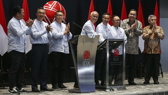 Komisaris Utama VKTR Anindya N. Bakrie memberikan sambutan saat pencatatan perdana saham PT VKTR Teknologi Mobilitas Tbk. (VKTR) di Bursa Efek Indonesia, Jakarta, Senin (19/6/2023). VKTR berhasil mencatatkan sahamnya di Bursa Efek Indonesia (BEI) dengan kode saham “VKTR”, sekaligus menjadi perusahaan publik pertama di Indonesia yang mengkhususkan diri dalam pengembangan dan produksi Kendaraan Bermotor Listrik Berbasis Baterai (KBLBB) di segmen kendaraan komersial, dengan produk utama berupa EV Bus dan EV Truck. ANTARA FOTO/Rivan Awal Lingga/rwa.