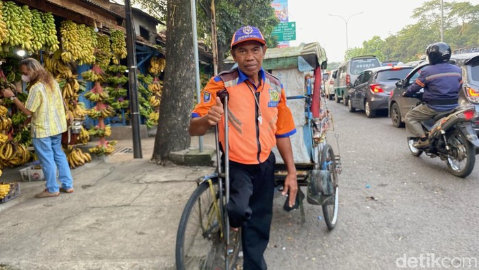 Enan Sumpena (63) menggantungkan keberlangsungan hidup keluarganya sebagai juru parkir di Pasar Kordon