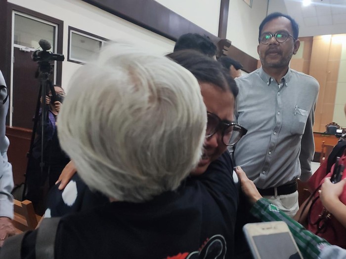 Fatia Maulidiyanti menangis usai hakim menunda sidang kasus pencemaran nama baik Menko Marves Luhut Binsar Pandjaitan, karena orang tuanya meninggal dunia.