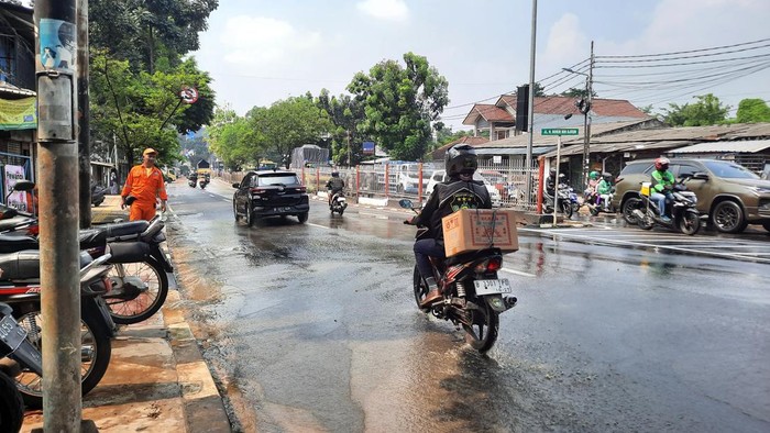 Genangan di HEK Kramat Jati mulai surut (Annisa-detikcom)